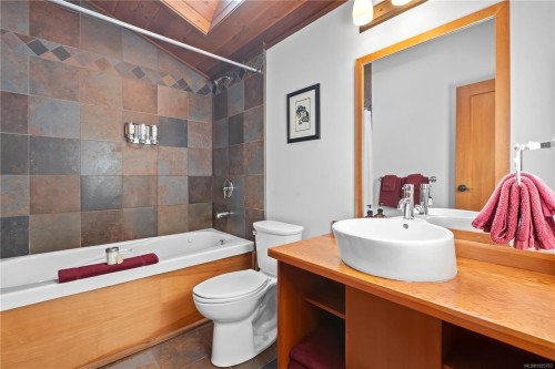 330 Reef Point Rd, Ucluelet, BC 