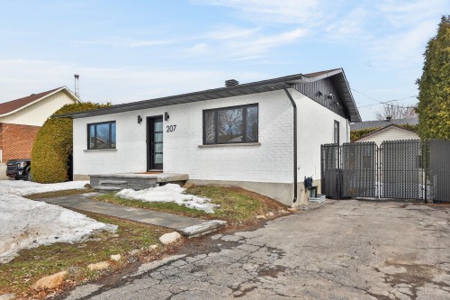 207 Rue du Curé-Lamothe  Terrebonne (Lachenaie), QC J6W 5X6