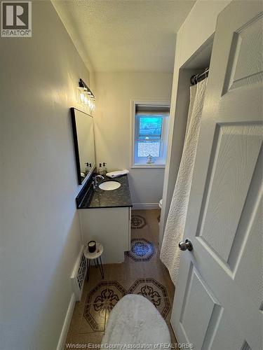655-91 Giles, Windsor, ON - Indoor Photo Showing Bathroom
