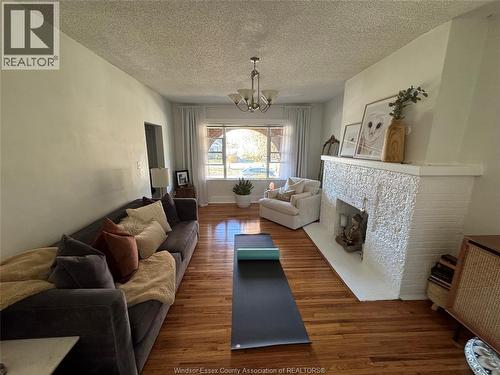 655-91 Giles, Windsor, ON - Indoor Photo Showing Living Room With Fireplace
