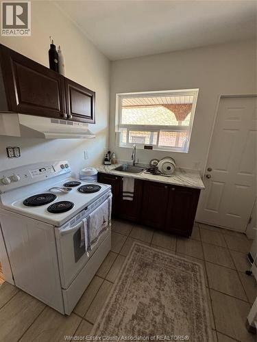655-91 Giles, Windsor, ON - Indoor Photo Showing Kitchen