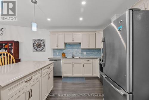 18 Devon Drive, South Huron (Exeter), ON - Indoor Photo Showing Kitchen With Upgraded Kitchen