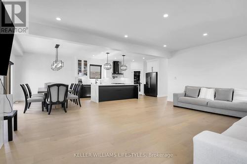 104 Crestview Drive, Middlesex Centre, ON - Indoor Photo Showing Living Room