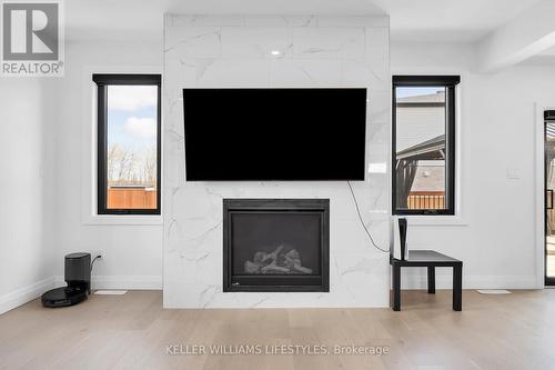 104 Crestview Drive, Middlesex Centre, ON - Indoor Photo Showing Living Room With Fireplace