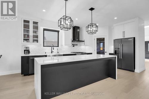 104 Crestview Drive, Middlesex Centre, ON - Indoor Photo Showing Kitchen With Upgraded Kitchen