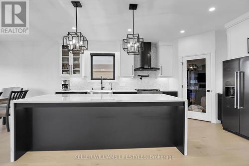 104 Crestview Drive, Middlesex Centre, ON - Indoor Photo Showing Kitchen With Upgraded Kitchen