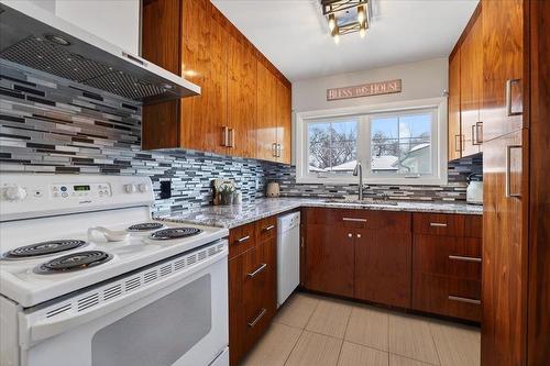 122 De Graff Bay, Winnipeg, MB - Indoor Photo Showing Kitchen