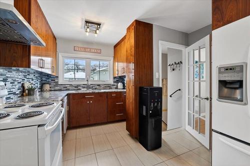 122 De Graff Bay, Winnipeg, MB - Indoor Photo Showing Kitchen With Double Sink