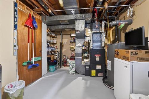 122 De Graff Bay, Winnipeg, MB - Indoor Photo Showing Basement