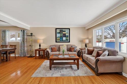 122 De Graff Bay, Winnipeg, MB - Indoor Photo Showing Living Room