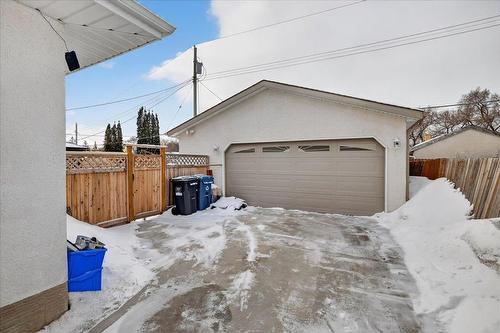 122 De Graff Bay, Winnipeg, MB - Outdoor With Exterior