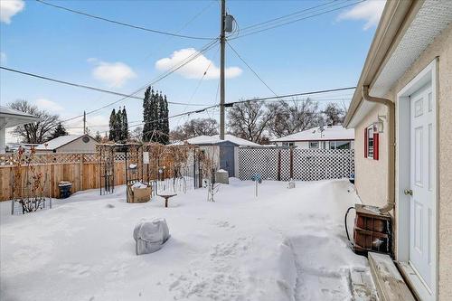 122 De Graff Bay, Winnipeg, MB - Outdoor
