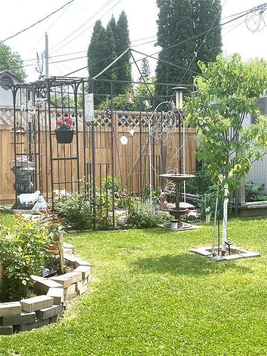 122 De Graff Bay, Winnipeg, MB - Outdoor