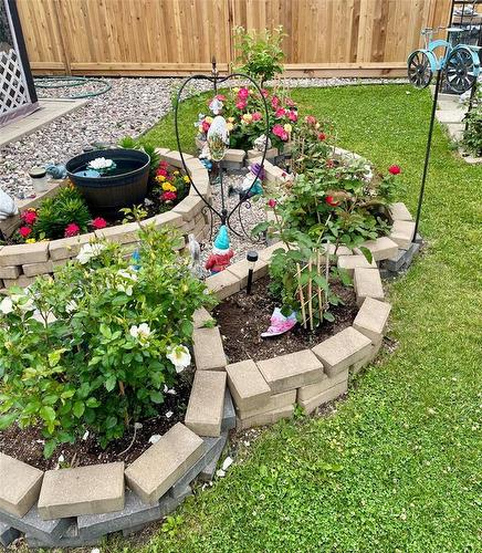 122 De Graff Bay, Winnipeg, MB - Outdoor