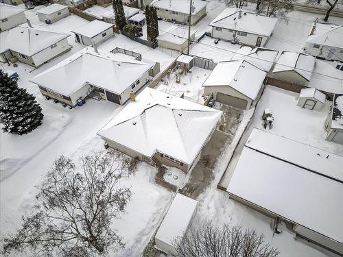 122 De Graff Bay, Winnipeg, MB - Outdoor