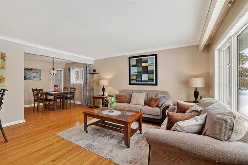 122 De Graff Bay, Winnipeg, MB - Indoor Photo Showing Living Room