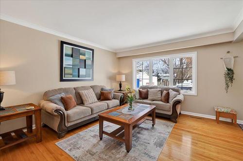 122 De Graff Bay, Winnipeg, MB - Indoor Photo Showing Living Room