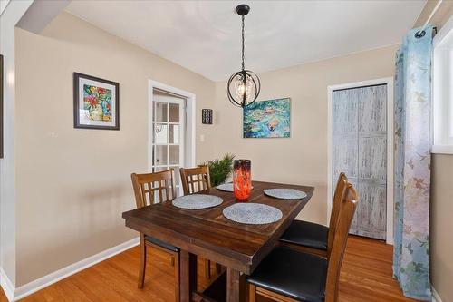 122 De Graff Bay, Winnipeg, MB - Indoor Photo Showing Dining Room