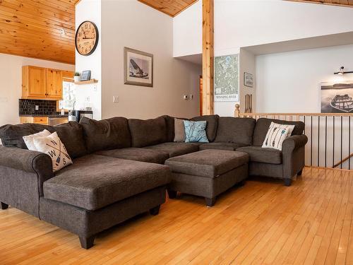 220D Phantom Drive, Kenora, ON - Indoor Photo Showing Living Room