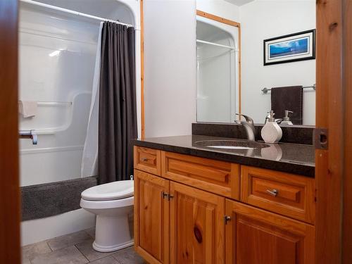 220D Phantom Drive, Kenora, ON - Indoor Photo Showing Bathroom