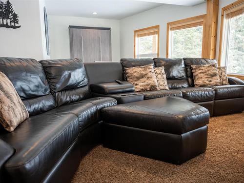 220D Phantom Drive, Kenora, ON - Indoor Photo Showing Living Room