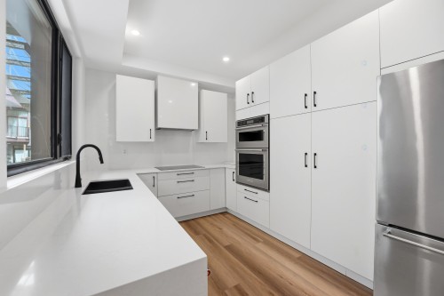 Cuisine - 137 Av. Querbes, Montréal (Outremont), QC - Indoor Photo Showing Kitchen With Double Sink With Upgraded Kitchen