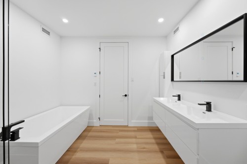 Salle de bains - 137 Av. Querbes, Montréal (Outremont), QC - Indoor Photo Showing Other Room