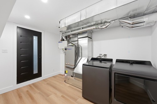 Salle de lavage - 137 Av. Querbes, Montréal (Outremont), QC - Indoor Photo Showing Laundry Room