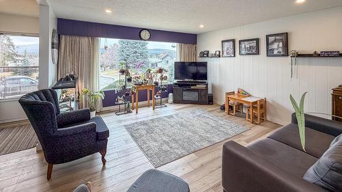 824 12Th Street, Cranbrook, BC - Indoor Photo Showing Living Room