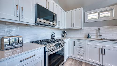 348-6833 Madrid Way, Kelowna, BC - Indoor Photo Showing Kitchen With Upgraded Kitchen