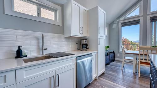 348-6833 Madrid Way, Kelowna, BC - Indoor Photo Showing Kitchen With Upgraded Kitchen