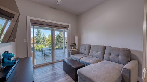 348-6833 Madrid Way, Kelowna, BC - Indoor Photo Showing Living Room