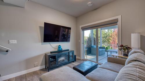 348-6833 Madrid Way, Kelowna, BC - Indoor Photo Showing Living Room