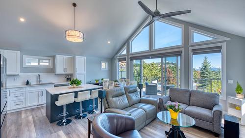 348-6833 Madrid Way, Kelowna, BC - Indoor Photo Showing Living Room