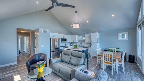 348-6833 Madrid Way, Kelowna, BC - Indoor Photo Showing Living Room