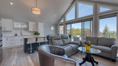 348-6833 Madrid Way, Kelowna, BC - Indoor Photo Showing Living Room