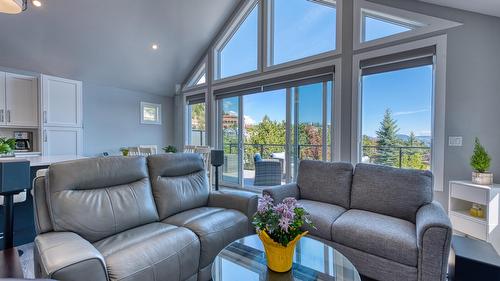 348-6833 Madrid Way, Kelowna, BC - Indoor Photo Showing Living Room