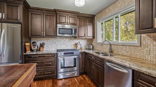 606 302Nd Street, Kimberley, BC - Indoor Photo Showing Kitchen With Double Sink With Upgraded Kitchen