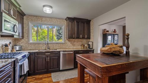 606 302Nd Street, Kimberley, BC - Indoor Photo Showing Kitchen