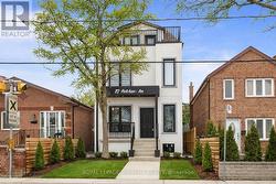 82 PRITCHARD AVENUE  Toronto, ON M6N 1T3