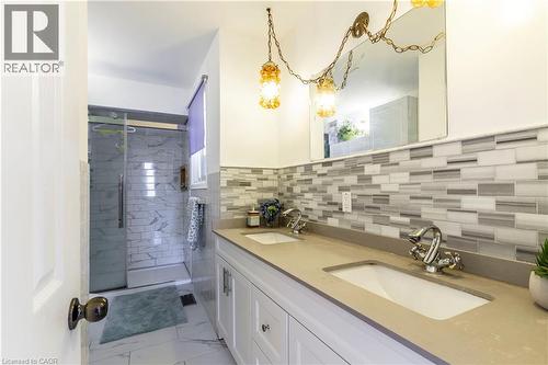 404 Queenston Road, Hamilton, ON - Indoor Photo Showing Bathroom