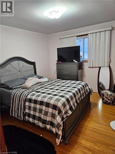 Bedroom with wood finished floors - 197 Craigroyston Road, Hamilton, ON - Indoor Photo Showing Bedroom