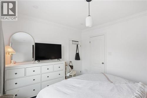 110 Kensington Avenue S, Hamilton, ON - Indoor Photo Showing Bedroom