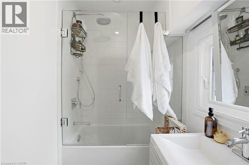 110 Kensington Avenue S, Hamilton, ON - Indoor Photo Showing Bathroom
