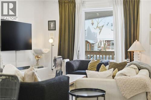 110 Kensington Avenue S, Hamilton, ON - Indoor Photo Showing Living Room