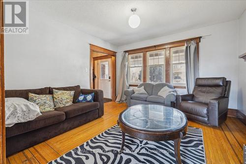 59 Paisley Avenue S, Hamilton, ON - Indoor Photo Showing Living Room