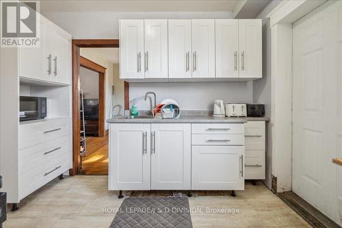 59 Paisley Avenue S, Hamilton, ON - Indoor Photo Showing Kitchen