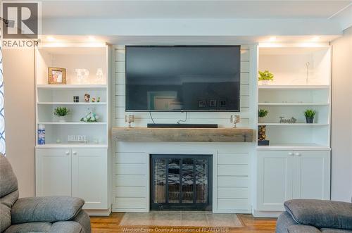 1077 Fairview, Windsor, ON - Indoor Photo Showing Living Room