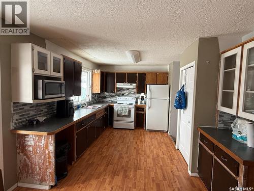 628 Staveley Crescent, Weyburn, SK - Indoor Photo Showing Kitchen
