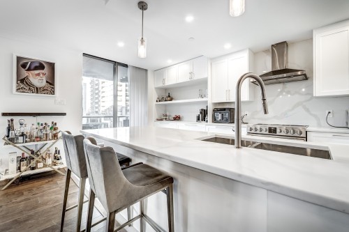 Kitchen - 303-5850 Av. Marc-Chagall, Côte-Saint-Luc, QC - Indoor Photo Showing Kitchen With Double Sink With Upgraded Kitchen